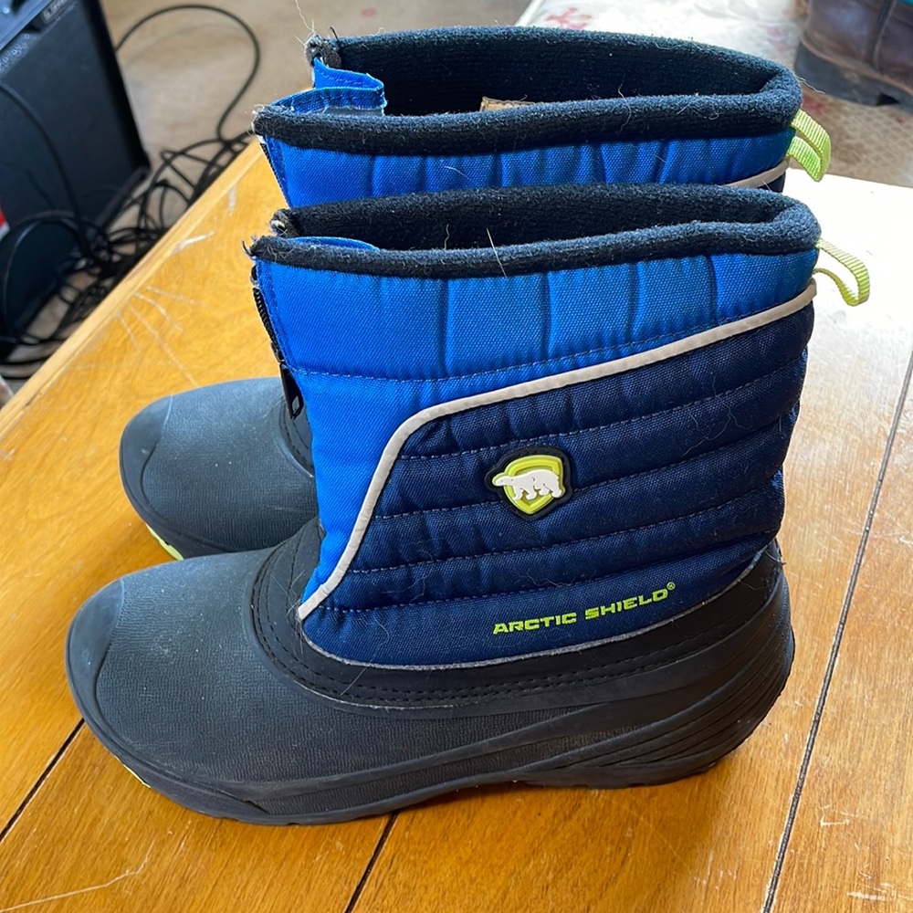Arctic Shield size 4 kids snow boots, GUC